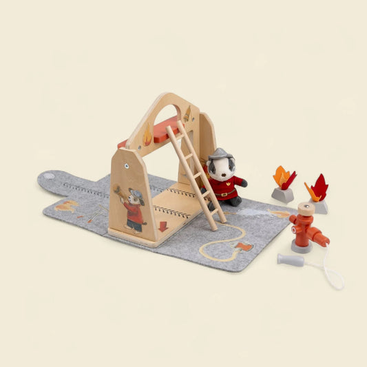 Caserne de pompiers en feutrine et son ami