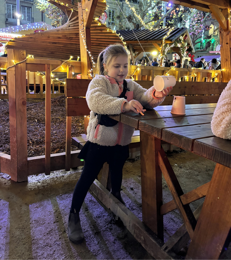 Hannah avec une veste et une banane Patagonia, des collants Minipop et des chaussures Blunstones