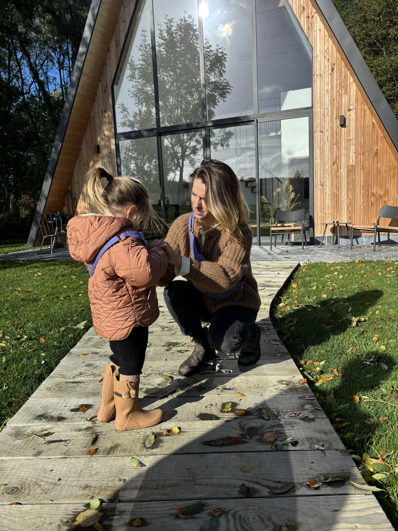 Maman et sa fille avec des bottes Bisgaard, banane Apaches Collection, Blundstone et manteaux Liewood