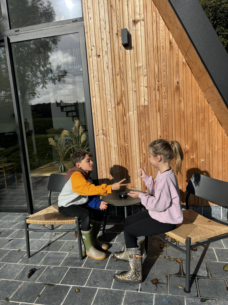 Deux enfants jouant avec des sweats Bobochoses et botte de pluie Bisgaard