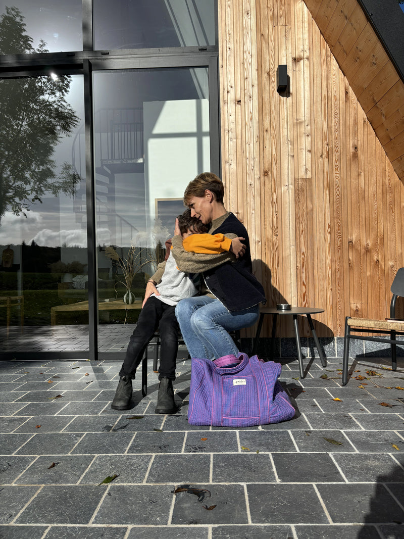 Maman et son fils en sweat Bobochoses, Blundstone et cabas Apaches Collection